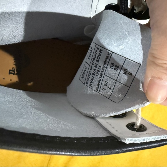 NWT Dr Martens - 8 Eyelet White Boot size us7 - Picture 5 of 6